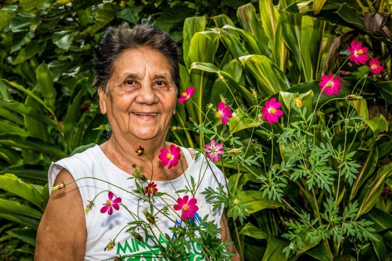 La Lourdes López Balaguera amb les flors que cultiva.