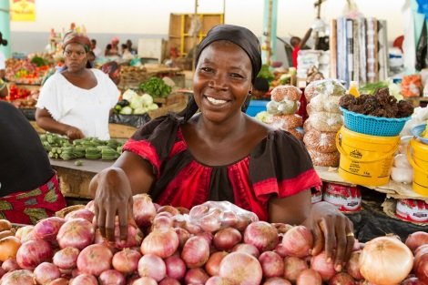 Zian Lou Bonan vende varias frutas y verduras en el mercado de Cocovico en Abiyán, Costa de Marfil