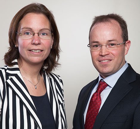 Irene van Oostwaard, directora financiera, y Max Ogier, tesorero y especialista en informes.
