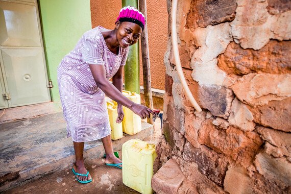 Recogiendo agua potable en Uganda
