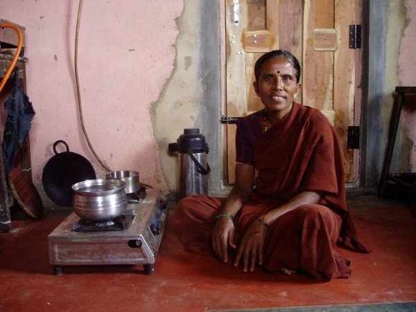 Mujer cocinando con biogás