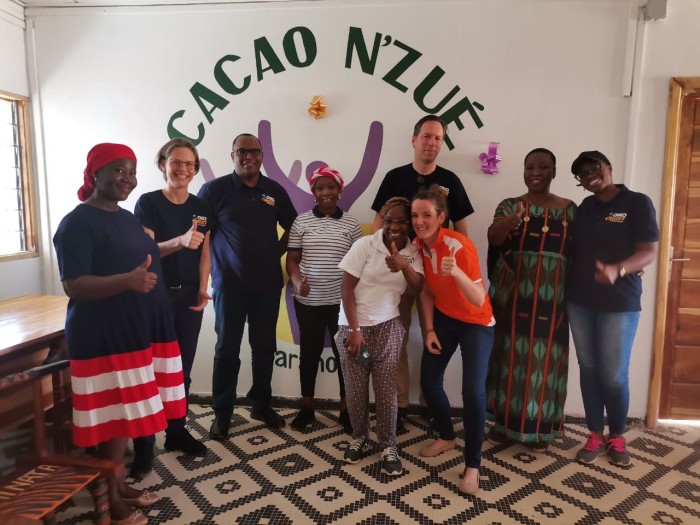 La foto fue tomada en la micro fábrica de cacao de la cooperativa COVIMA, una de las beneficiarias del Cocoa Fruit Lab ubicada en Bouaflé, en la región de Marahoue en febrero de 2022.
