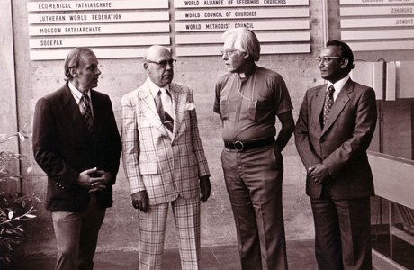 Adrian Wijemanne (derecha) primer director gerente de Oikocredit con participantes en la reunión anual en Ginebra, en 1978