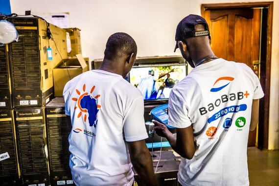 RE-BAO-CI-07. Personal tècnic de Baobab + revisant kits solars.