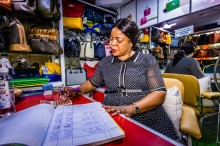 Marina Ananou en su tienda de moda en Abiyán, Costa de Marfil. Es cliente de Fin'Elle, socio de Oikocredit.