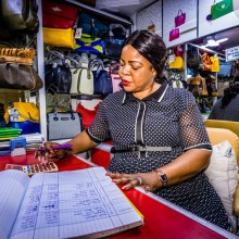 Marina Ananou en su tienda de moda en Abiyán, Costa de Marfil. Es cliente de Fin'Elle, socio de Oikocredit.