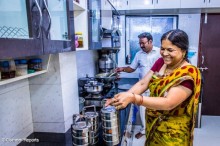 Asha Ashok Bhoite y su marido Ashok Dattatray Bhoite trabajan juntos en la cocina para preparar comidas con tiffin.