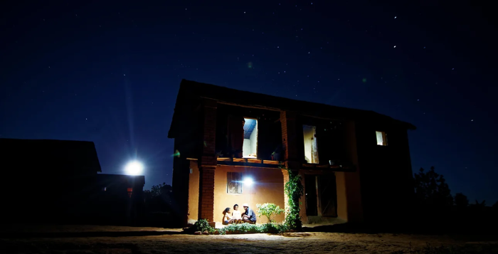 baobab-house, casa africana iluminada por kit de energía solar de baobab+, empresa financiada por Oikocredit