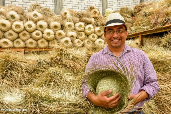 Moisés Genaro Sánchez, propietario de Sombreros Sánchez, con sombreros de paja producidos localmente distribuidos por su negocio. El padre de Moisés comenzó la compañía con préstamos de Concreces en 1993. En 1995, la compañía estaba vendiendo en México y 