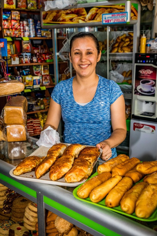 Virginia Gómez en su panadería.