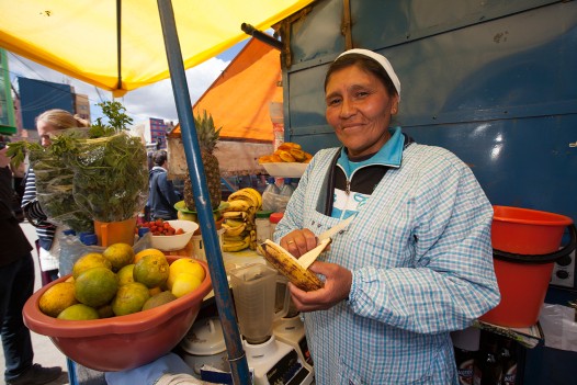 Una de les clientes de Banco Fie a La Paz: Betty Sebacollo. La Betty ven sucs a una parada del Mercado Rodríguez.