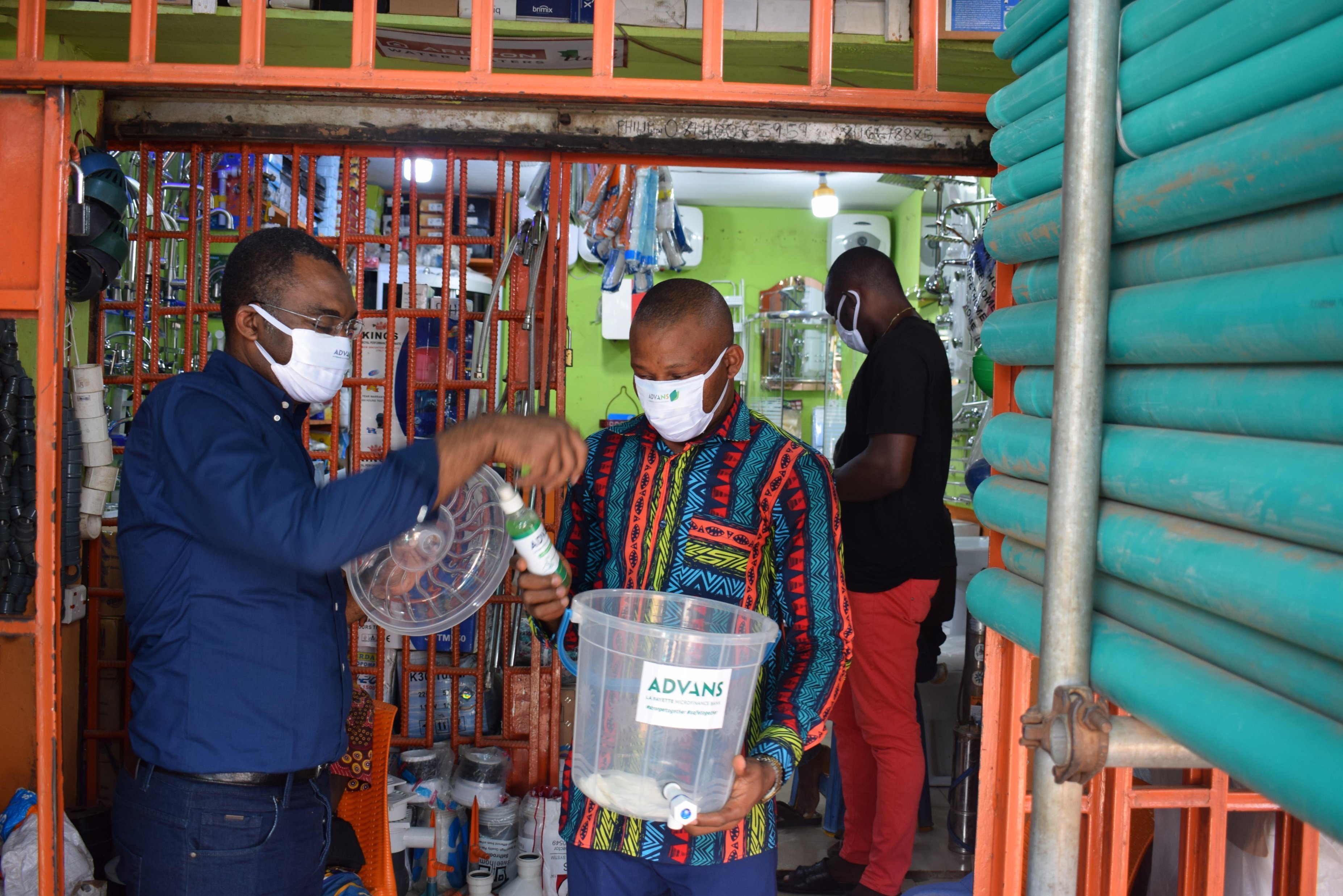 Las oficinas de ASHI se desinfectan regularmente, utilizando los suministros adquiridos con el apoyo del fondo de solidaridad del coronavirus.