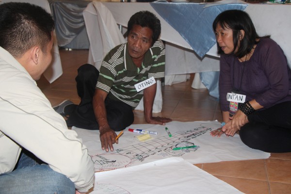  En Ka Oting Villanueva (al mig de la foto) durant el seu programa d'entrenament FALS