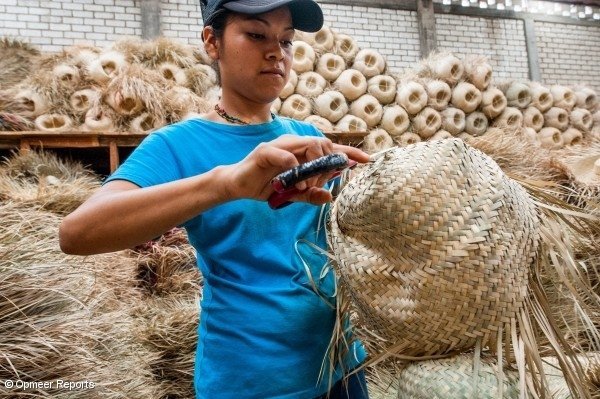 Una treballadora de Sombreros Sánchez, pime clienta de Concreces, tallant l'excés de palla dels barrets de palla que produeix. Sombreros Sánchez treballa amb proveïdors locals per garantir el seu fort impacte social.