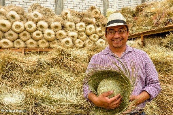 Moisés Genaro Sánchez, propietari de Sombreros Sánchez, amb barrets de palla produïts localment i distribuïts per la seva empresa. El pare d’en Moisés va fundar l’empresa amb préstecs de Concreces l’any 1993. El 1995 ja venia tant a Mèxic com als EUA.
