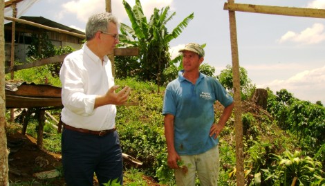 David Woods i l'agricultor Luis Fernando Camacho, un client de Coopealianza, col•laborador d’Oikocredit a Costa Rica