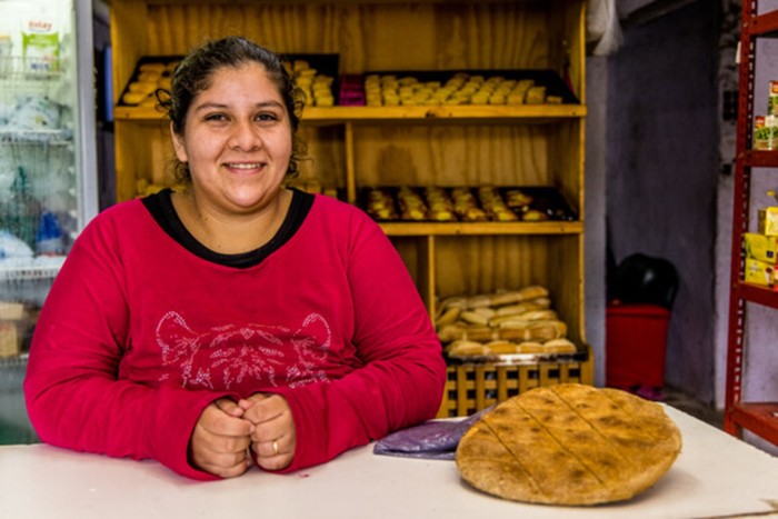 La Yanina Pansarini es clienta de Pro Mujer, Argentina. Con su préstamo compró un horno más grande para su panadería y aumentó la producción.
