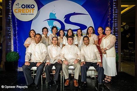 Els membres d'Oikocredit de l'oficina de les Filipines amb Guilleramo Salcedo, director adjunt de crèdit