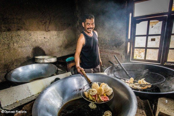 Ajo Entre freír krupuk en grandes woks comprados con el primer préstamo de su esposa a Komida