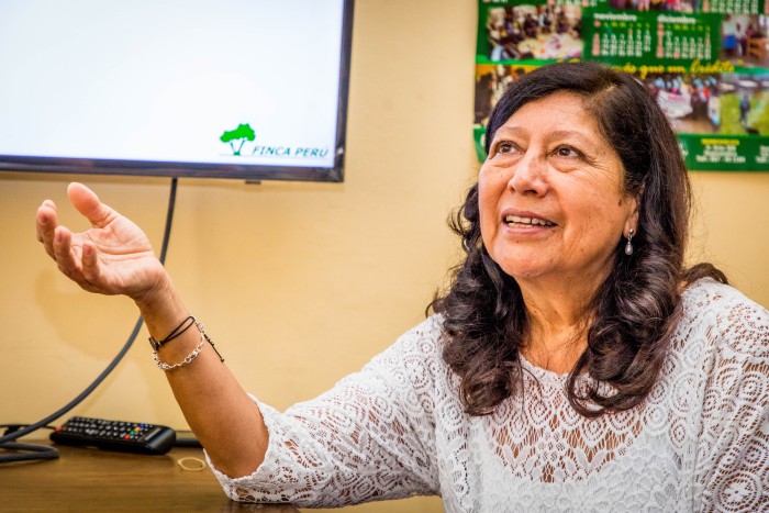 La Iris Lanao de Finca Perú explicant l'impacte de l'enquesta a clients finals. © Opmeer Reports