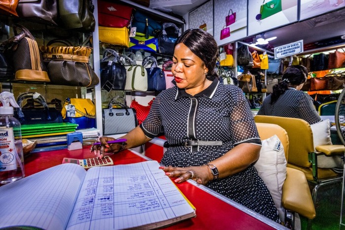 La Marina Ananou a la seva botiga de moda a Abidjan, Costa d'Ivori. És clienta de Fin’Elle, sòcia d'Oikocredit.