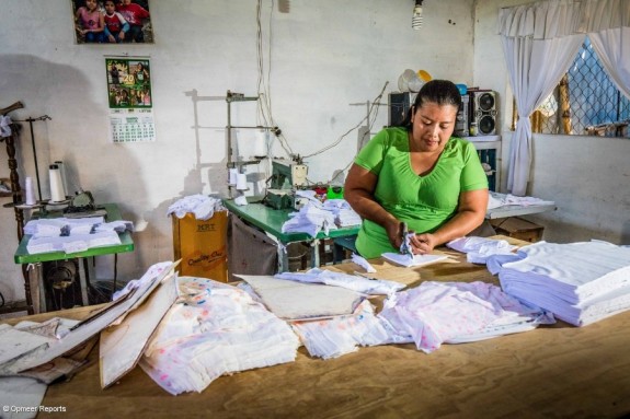 L’Ana Nieto tallant roba de bebè a mà.